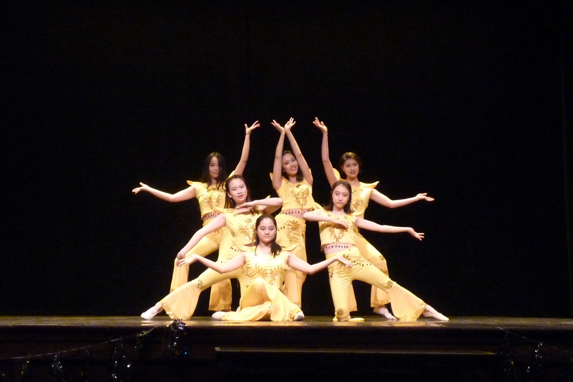  Photo by Gabby Raymond ’20  The Sky Dance team donned yellow for a traditional Chinese performance. 