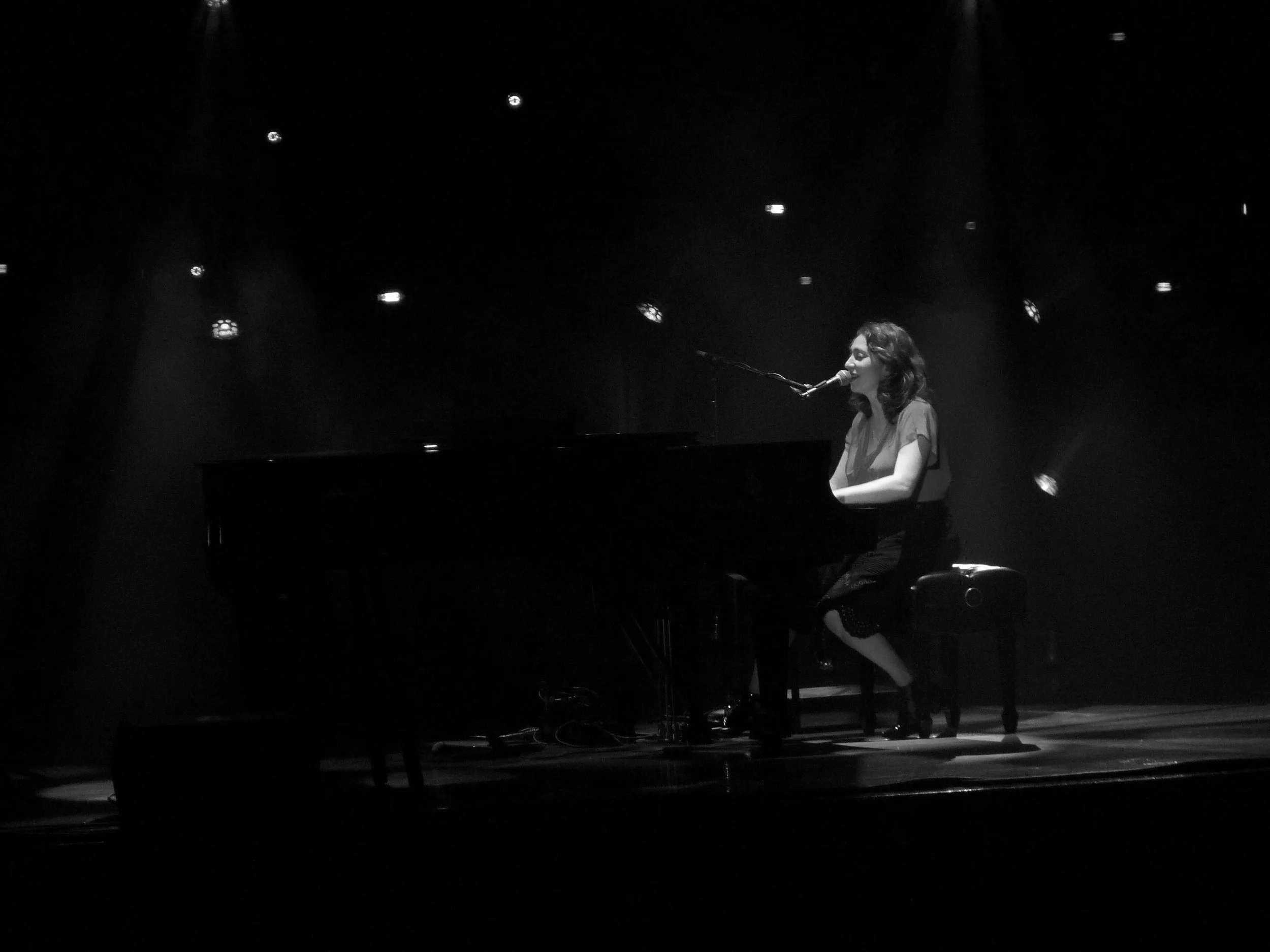 Regina Spektor Performs Solo Set In Northampton Mount Holyoke News regina spektor performs solo set in