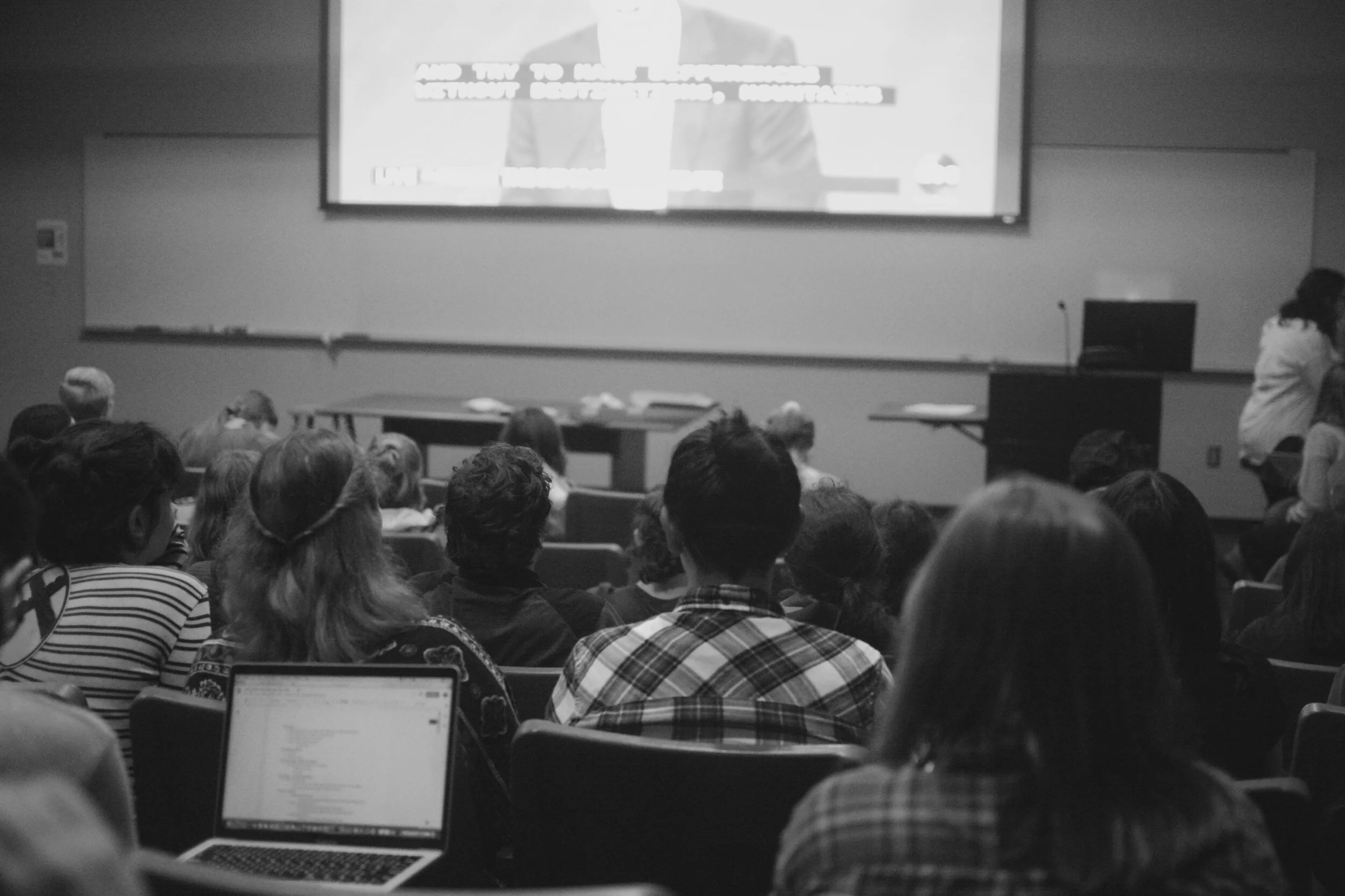 Photo by Julia Smith ’22 Students gather in Dwight Hall to watch 2020 presidential hopefuls.