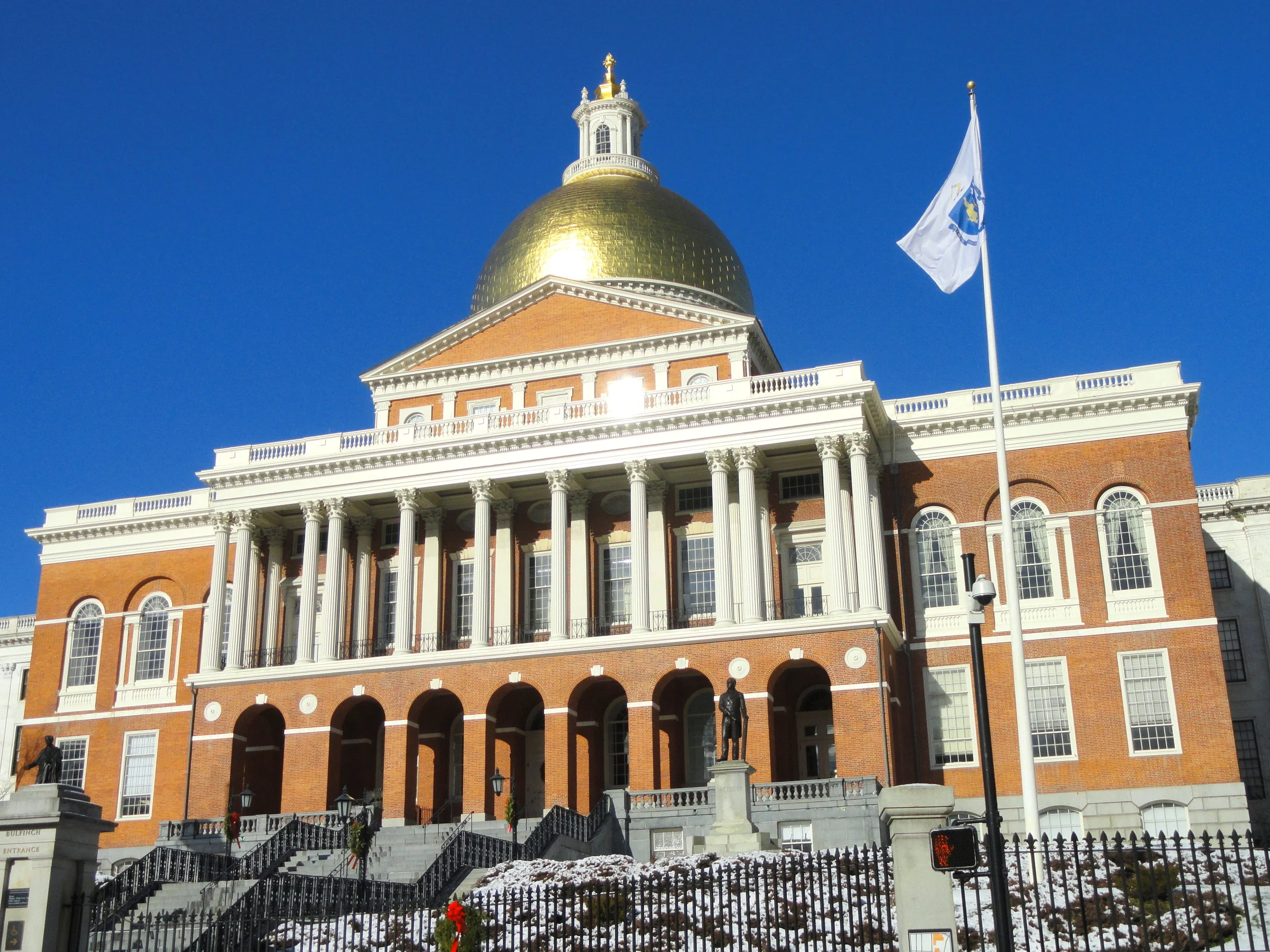 Massachusetts bans sale of all vaping products
