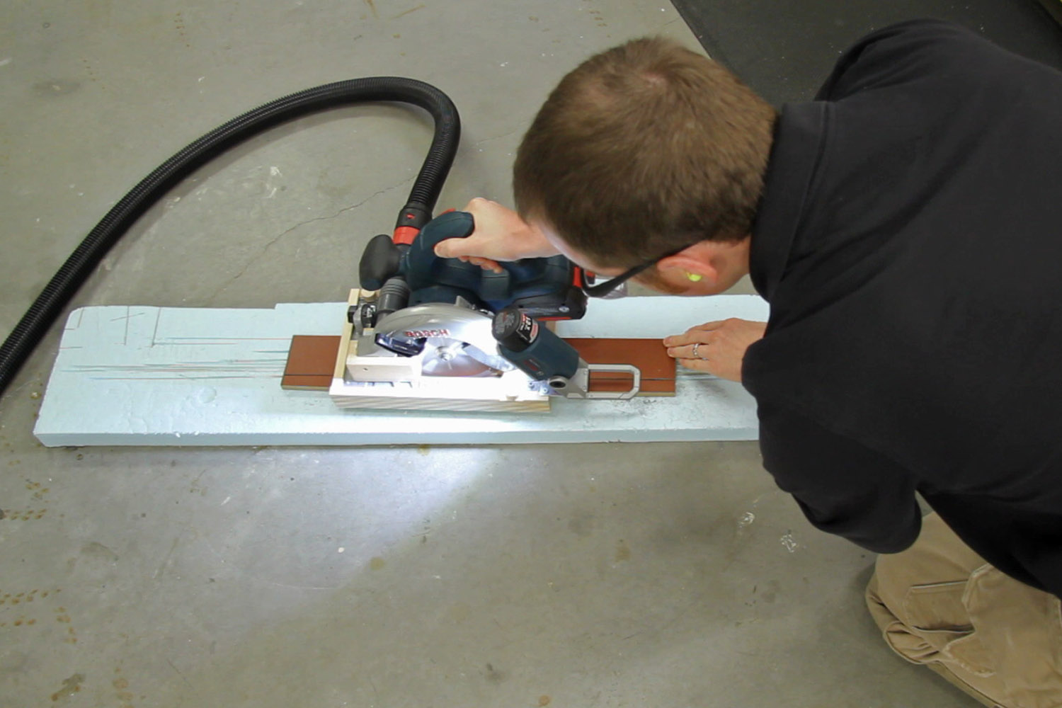 Making a dust-free cut with the ripping jig