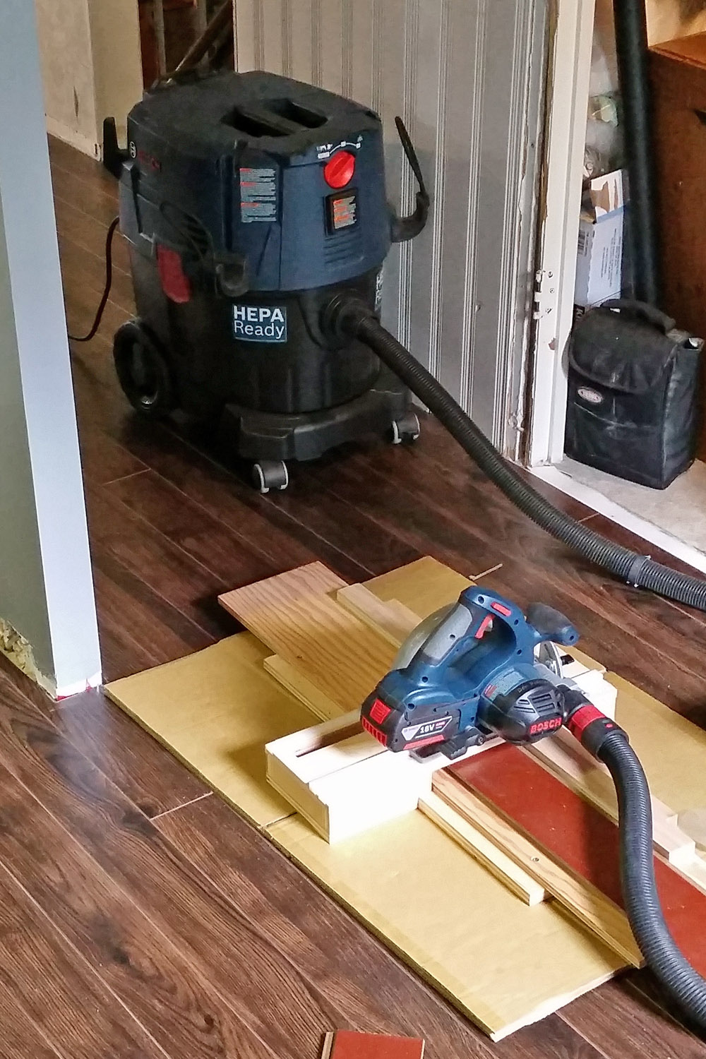 Bosch VAC090S dust extractor connected to circular saw