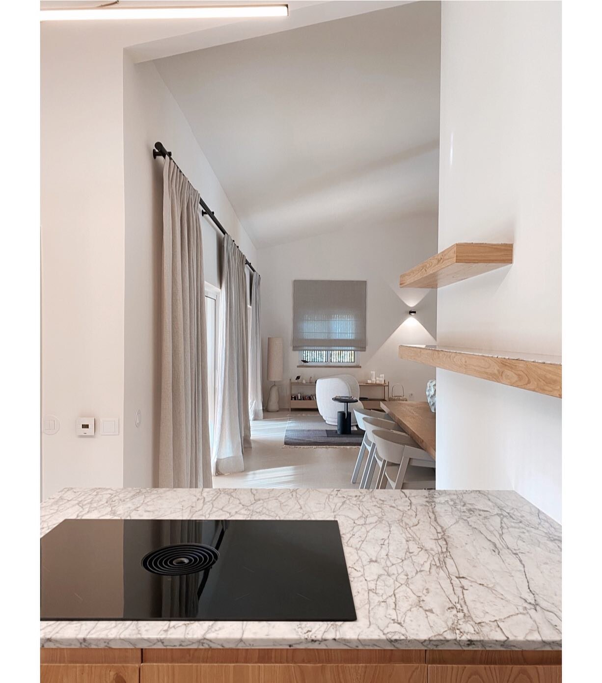 Balance between wood and shades of grey, inviting the kitchen to connect with the living room.