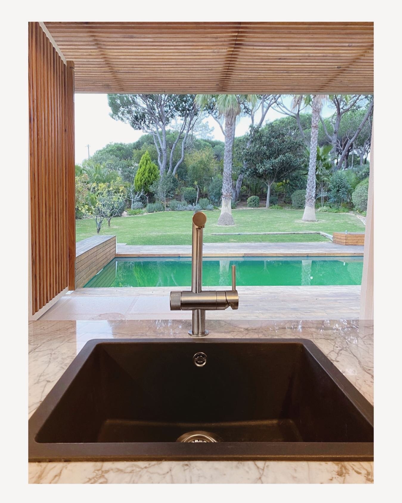 Do the dishes relaxes me... sometimes🙄... So I always pay attention to the sink area. At the end is the sum of all details that create a cozy house. And this green pool and the wood pergola 😍 Kitchen view in Casa CS