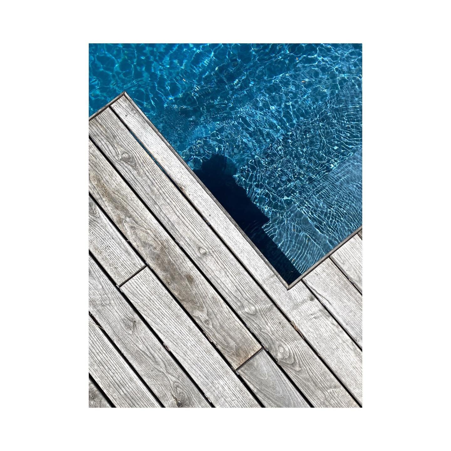 contrast between raw wood and bright water
.
.
.
.
#iriscantantearquitectura #arquitectura #architecture #simplicity #lessismoreoutdoors #softminimalism #softminimalstyle #pooldeck #outdoordesign #pool #piscina #keepitsimple