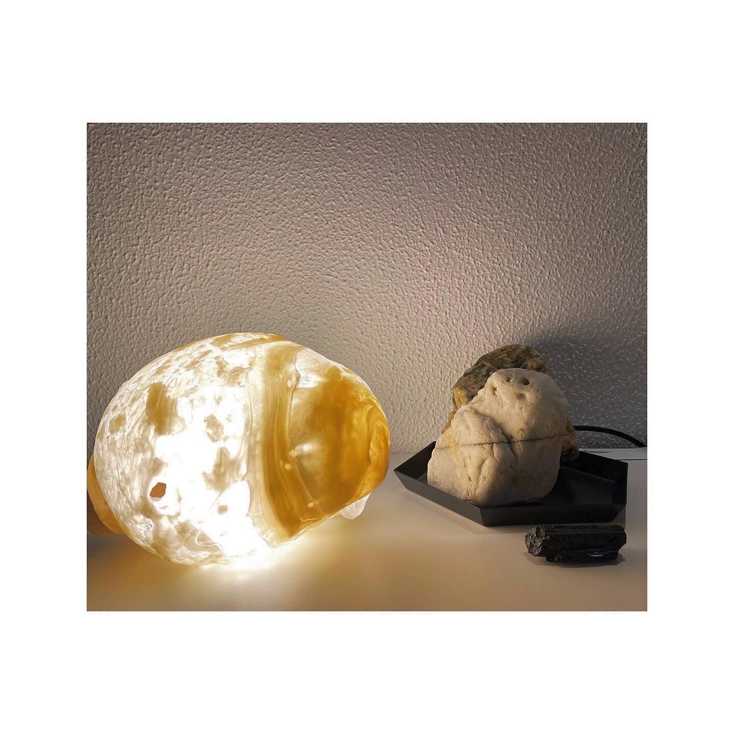I&rsquo;m soooo in love about this @silva.sancho piece of art. The soft light shaped by those liquid shades calms me.  It reminds me a shell or a rock or a moon ... or a rock on the moon in a placenta shell ... 🤷&zwj;♀️ Definitely this LAMP rocks! .