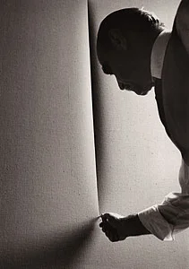 Photograph_of_Lucio_Fontana_by_Ugo_Mulas.jpg