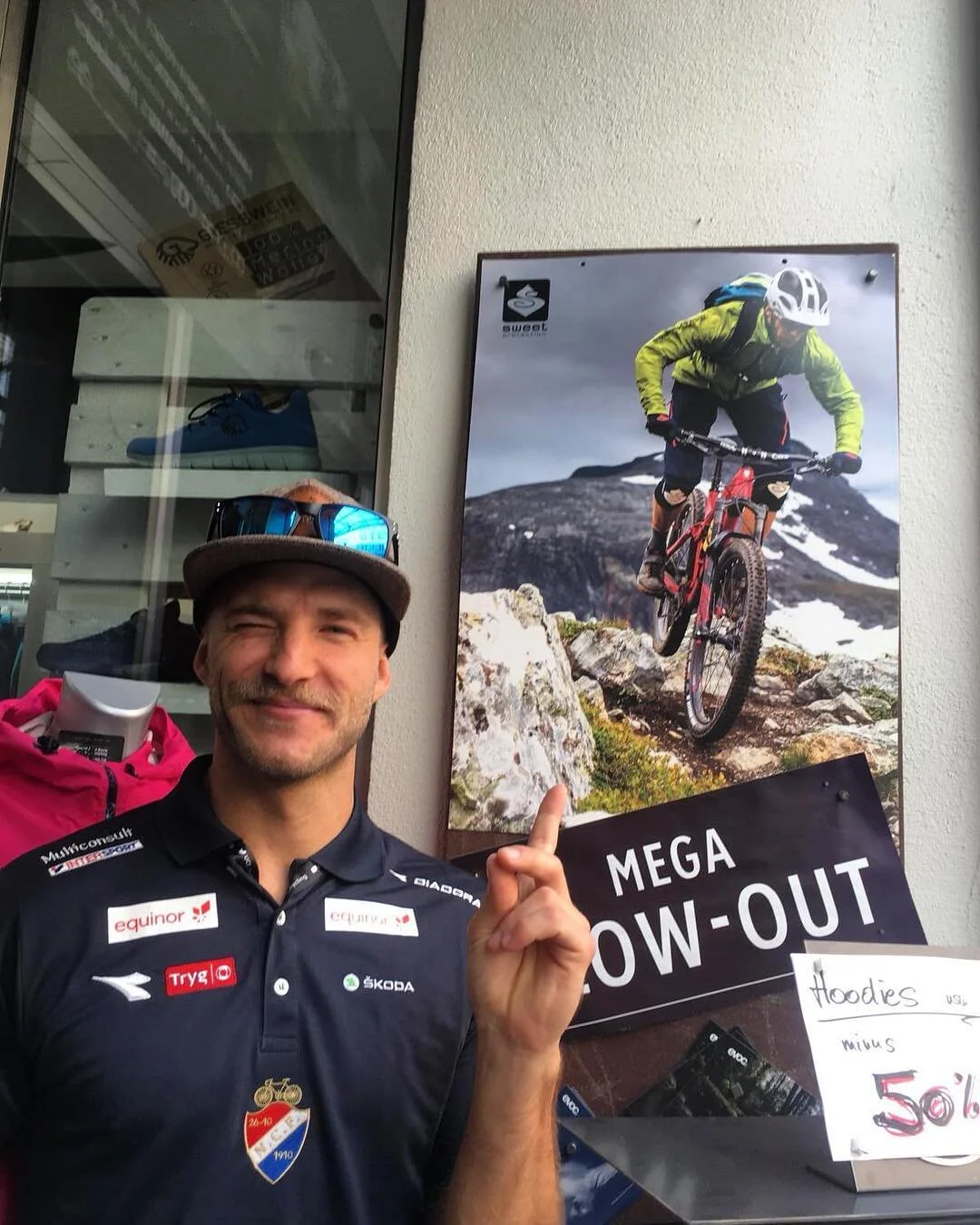 Contributing on and off bike in @innsbruck_austria 🤪#innsbruck2018