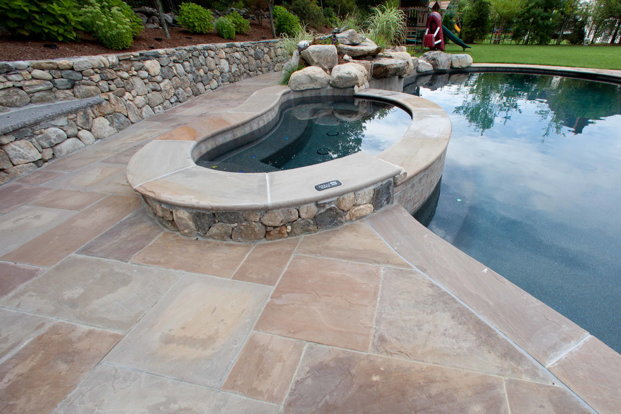 gunite-poolscape-landscape-deck-masonry (7).jpg