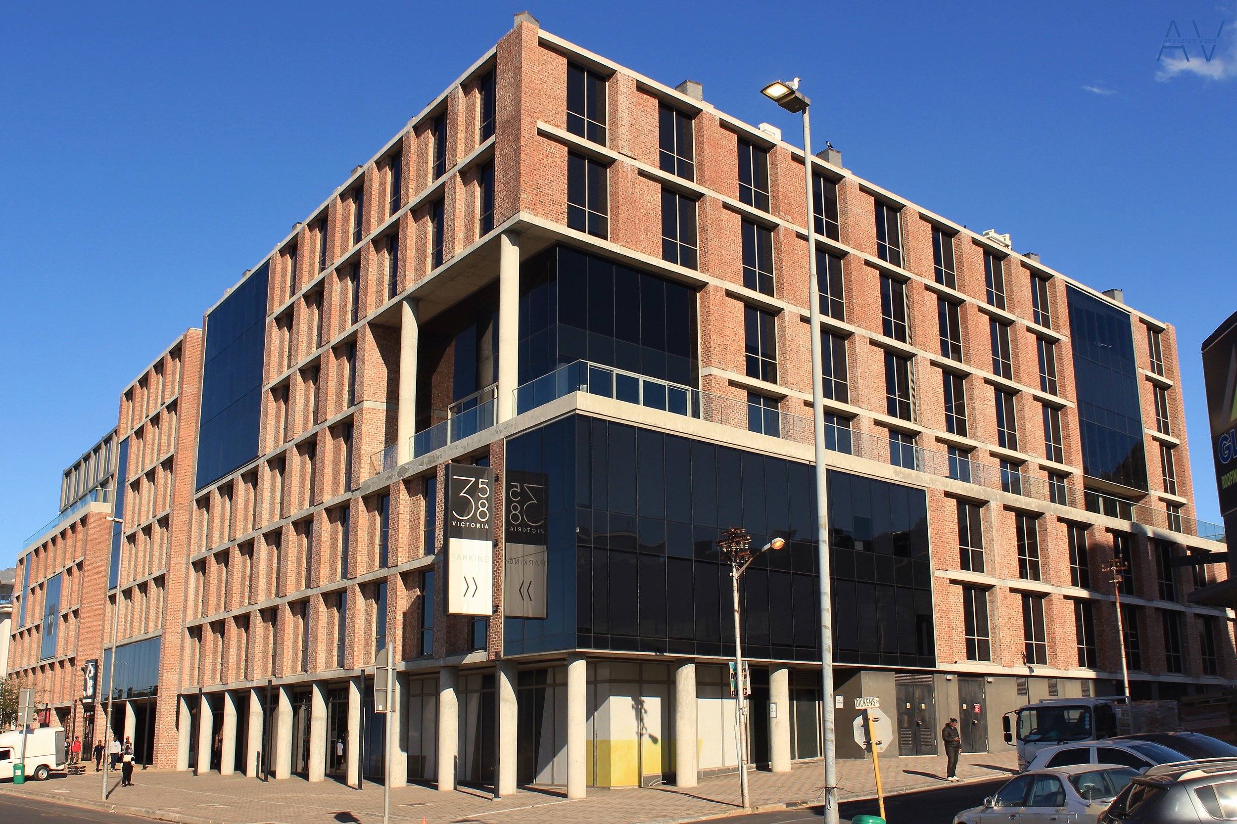 358 Victoria Road, Currently the home to ‘’2U’’, is an 18000m2 commercial office building located in Cape Town’s Salt River. A project delivered for Swish property Group which was completed in 2021. 