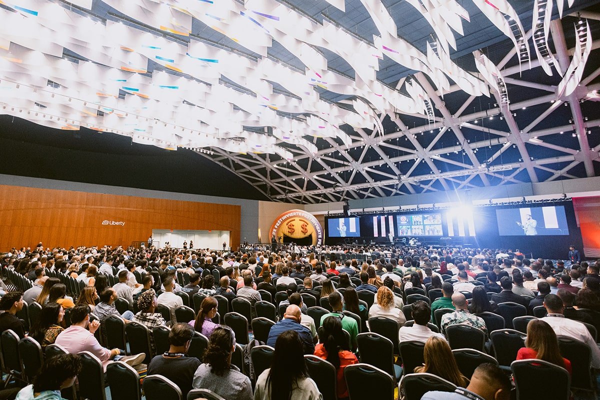 Music and entertainment lawyer Silvino Edward Diaz of Starving Artists give lecture at Centro de Convenciones de Puerto Rico