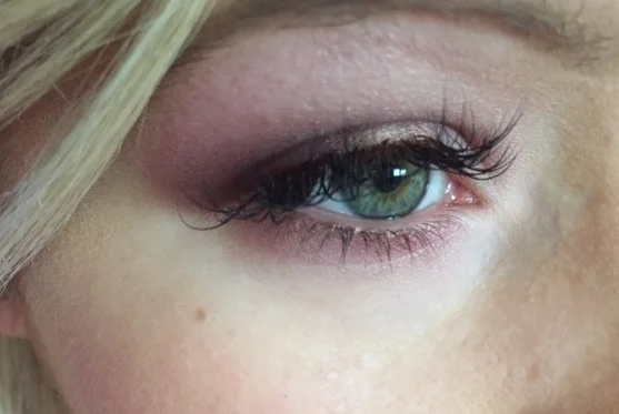 Picture is pre-contouring & face make-up application. I always do my eyes first ;) 