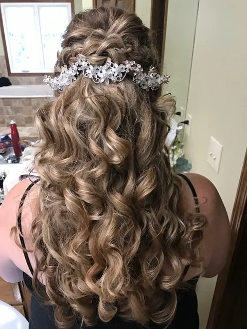 Again, the pretty hair piece just really adds to much detail!! Especially since she dedcided against a veil, this just really topped off her style!