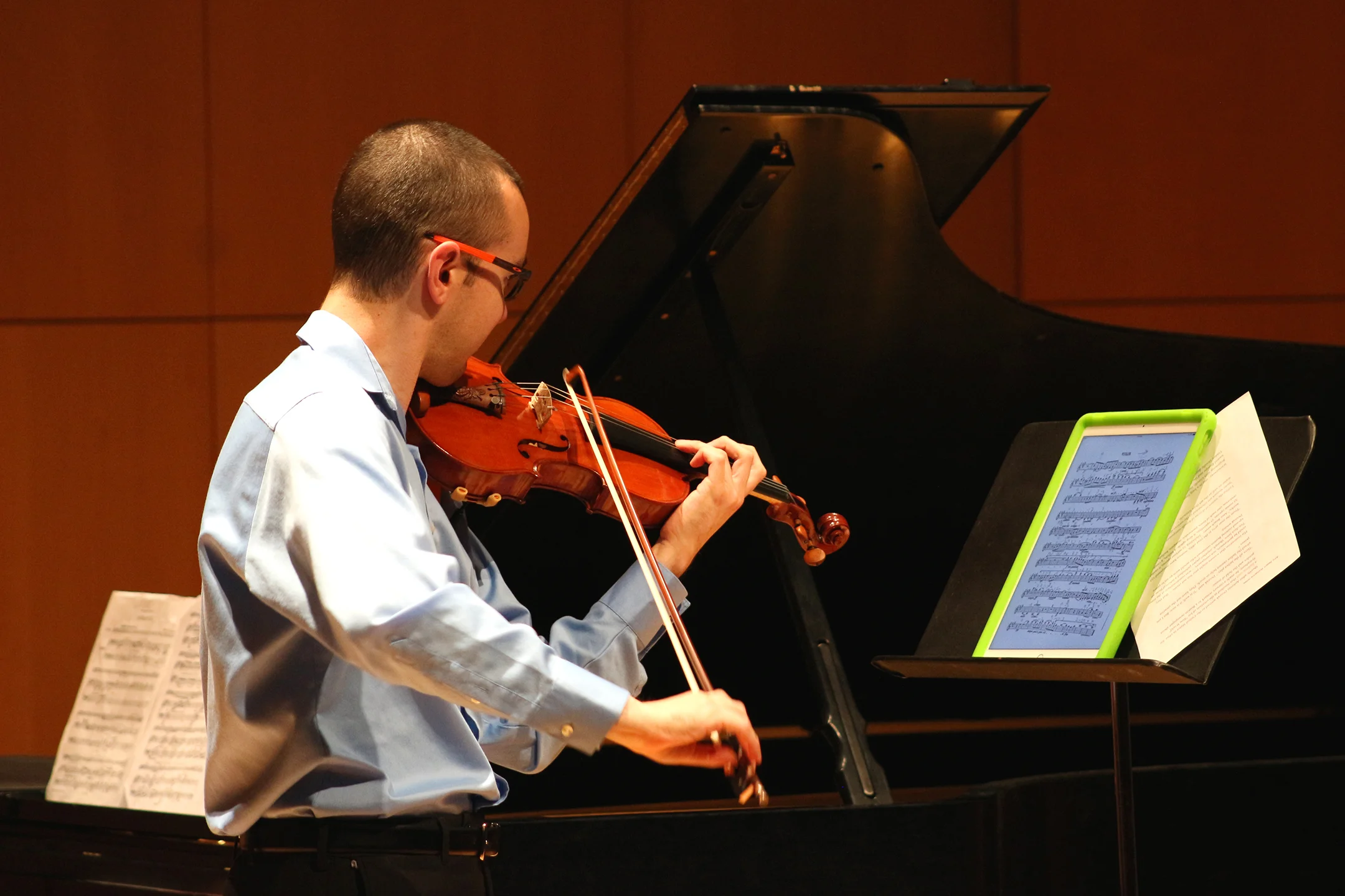 Visiting assistant professor of violin Andrew Bergevin (pictured above) held a faculty recital on Saturday Nov. 11 in Doty Recital Hall alongside renowned pianist Elena Nezhdanova and cellist Roman Placzek. The three musicians played many pieces that ellicted images of Soviet Russian lifestyle, such as dull labor and factory work. (Ellayna Fredericks/Assoc. Photo Editor)