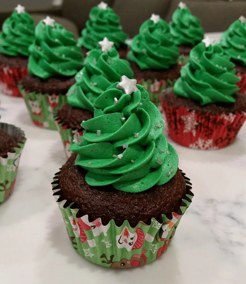 x mas tree cupcake.jpg