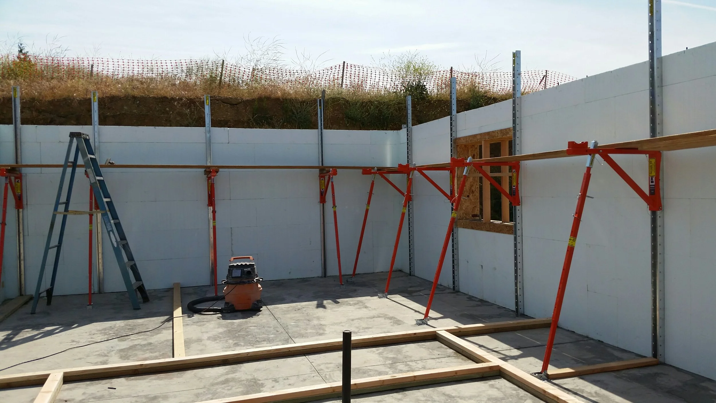 Our Plumwall Braces in action