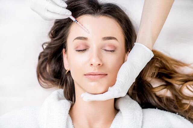 At @majewskiplastic, all injections are performed by Dr. Majewski, a board-certified plastic surgeon with more than 19 years of experience. Considering injectables? Here's what you need to know about the procedure: ✔️ Both @botoxcosmetic and #Dysport