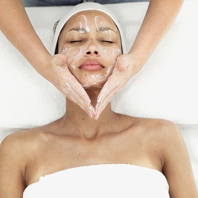 If you've ever had a high-quality facial, you know your skin leaves feeling fresh, clean and youthful. But the question is: are they necessary? You might be surprised by the long list of benefits of regular facials:
✨Reverse Signs of Aging
✨Deep Clea