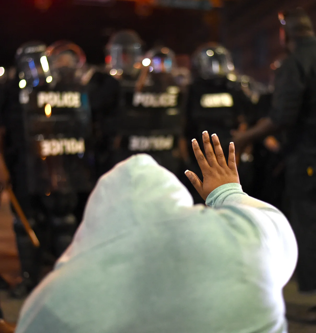  A protestor holds up her hand in front of riot police officers in Charlotte, North Carolina, USA, 21 September 2016. North Carolina governor Pat McCrory declared a state of emergency after protesters took to the streets of Charlotte, North Carolina, for the second consecutive night to demonstrate against the fatal shooting of African-American Keith Lamont Scott by police officers. 