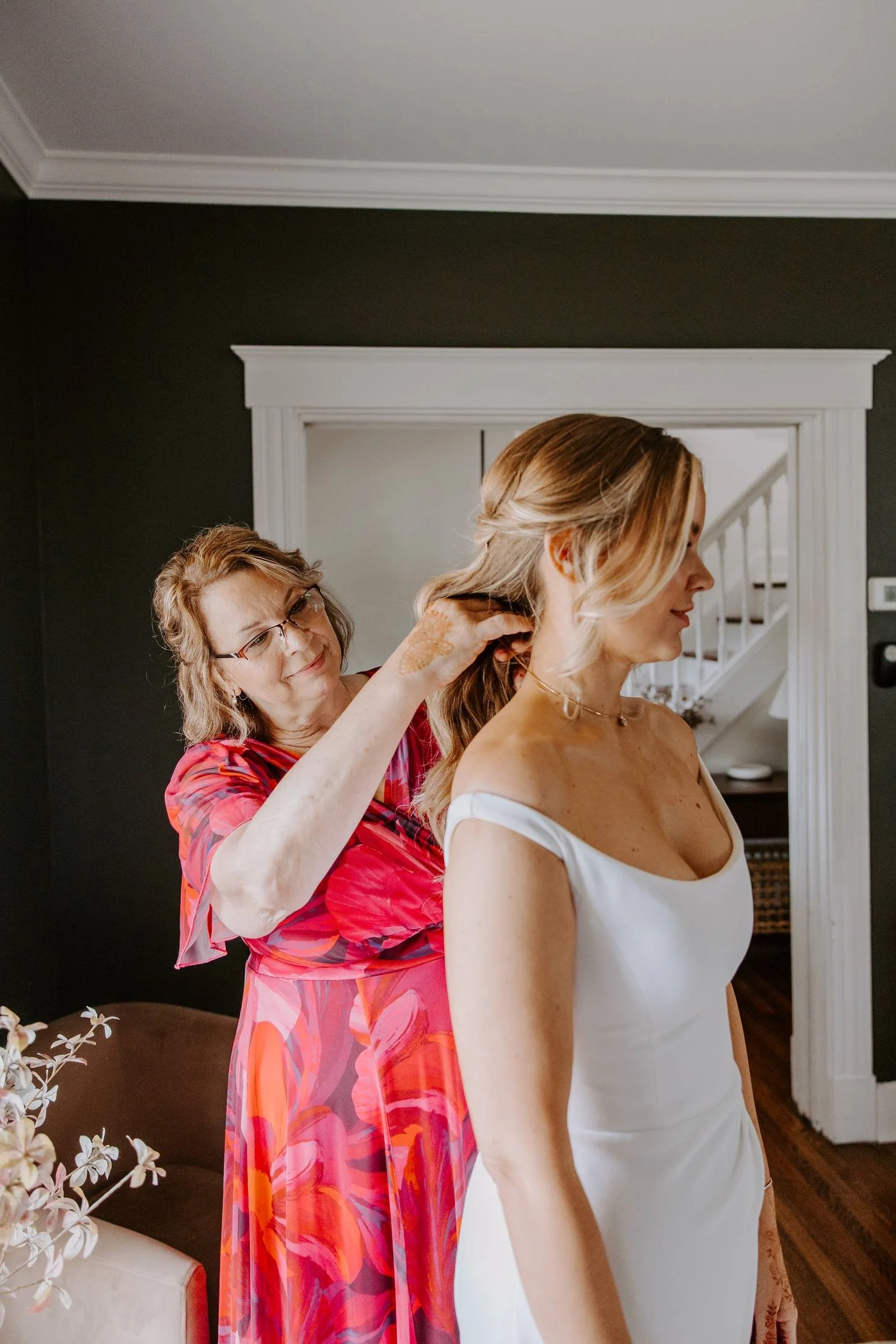 05-bride-hair-final-touches-cincinnati.jpg