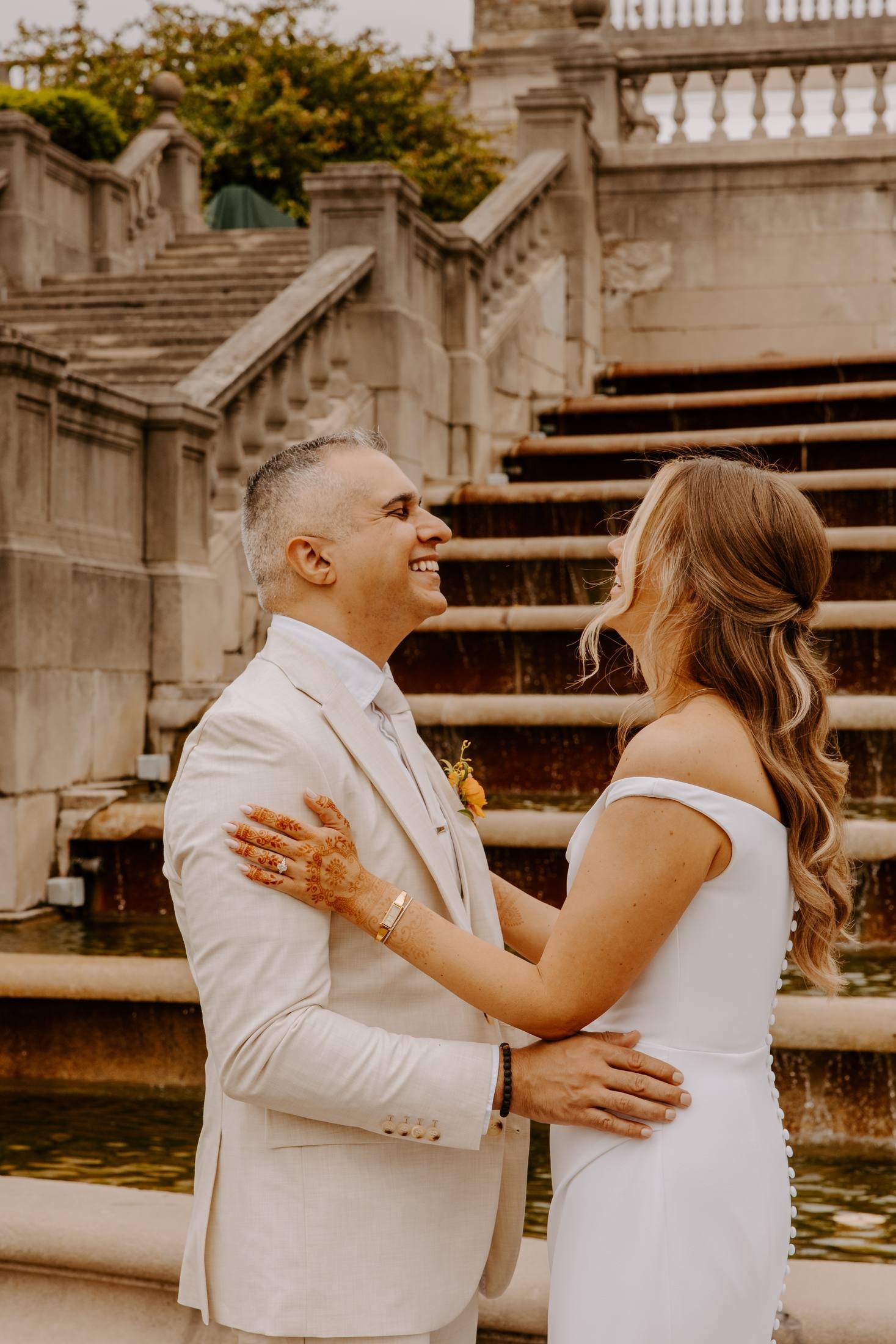 09-couple-laughing-ault-park-cincinnati-wedding.jpg