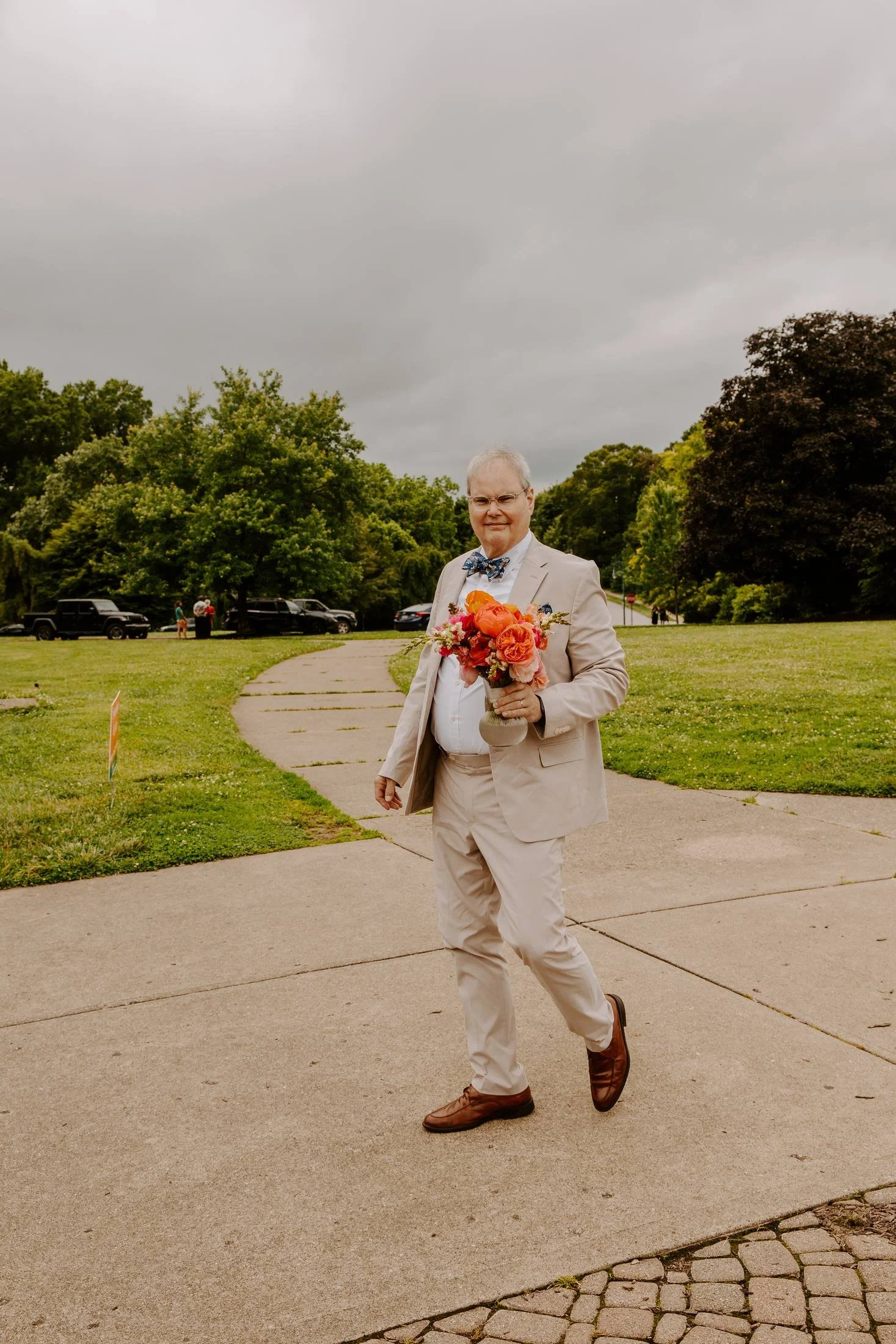 10-groom-colorful-bouquet-ault-park.jpg