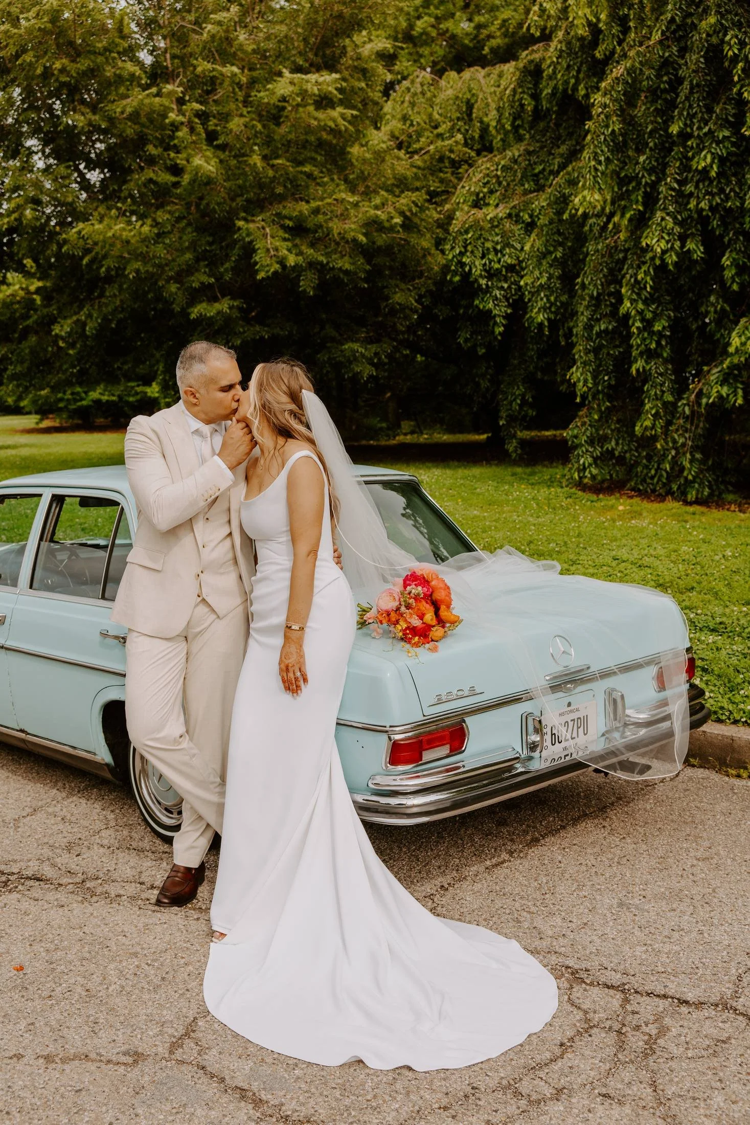 19-bride-groom-vintage-car-cincinnati-wedding.jpg