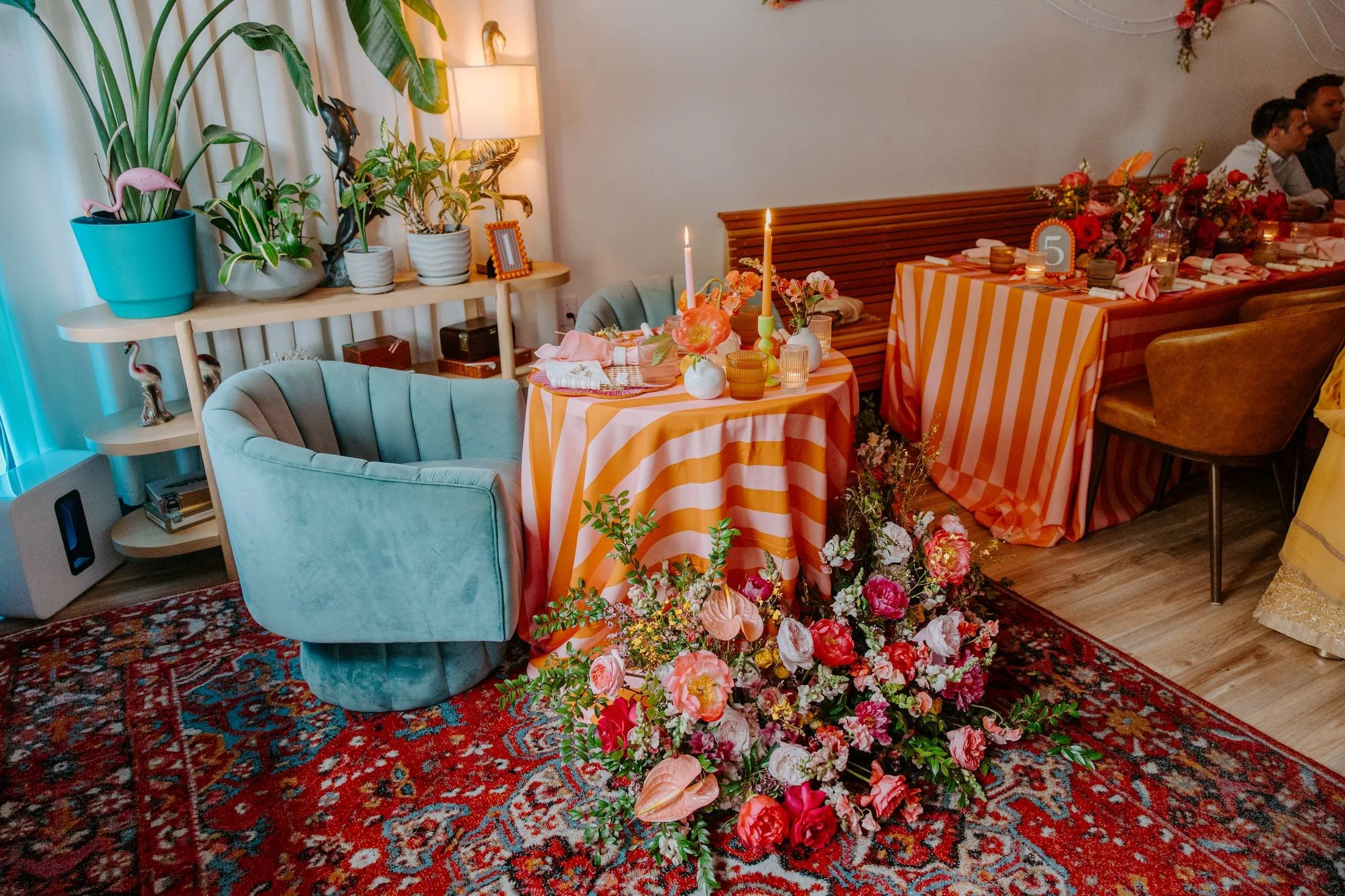 23-flamingo-drive-lounge-wedding-flowers.jpg