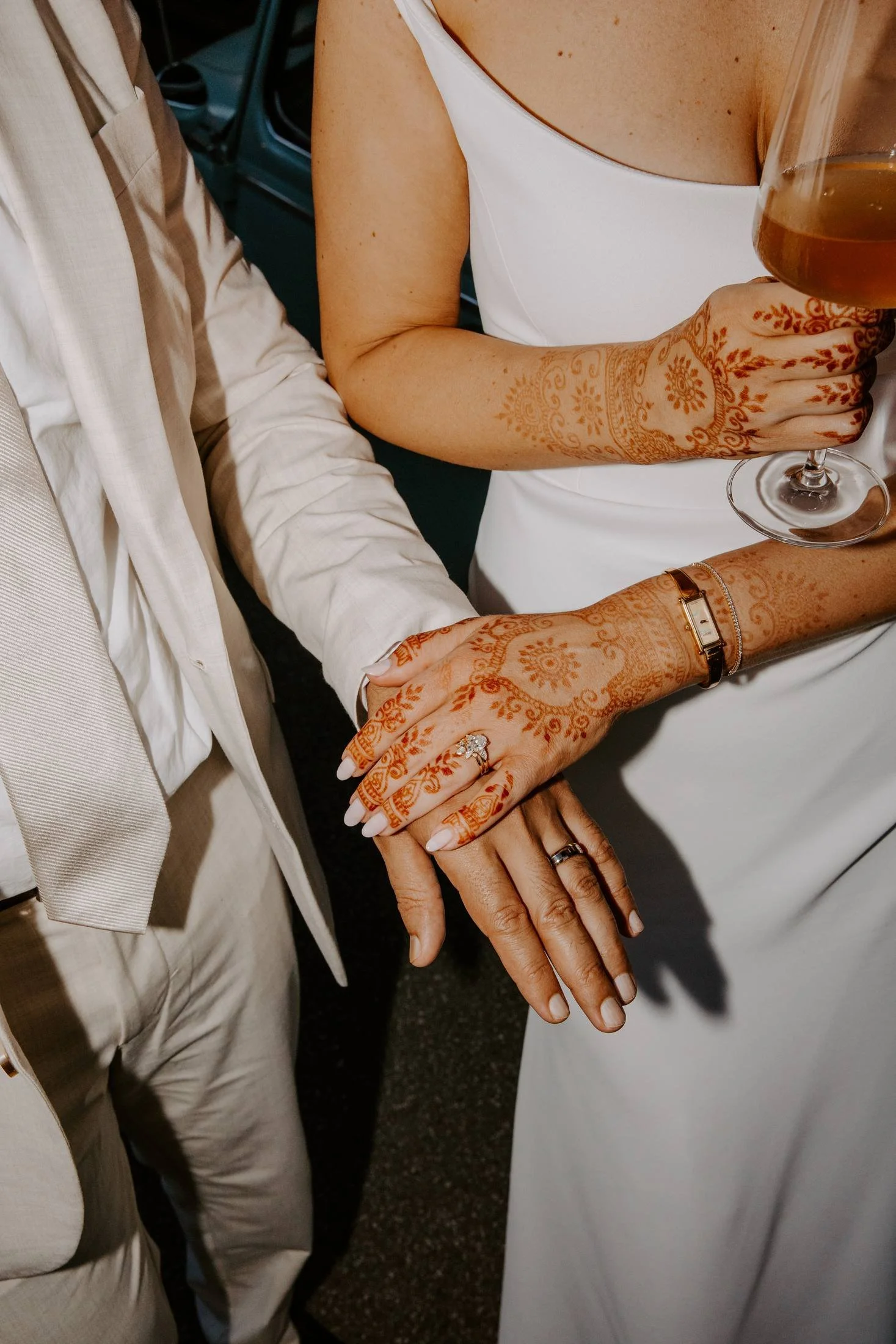 30-mehndi-detail-bride-groom-hands-cincinnati-wedding.jpg