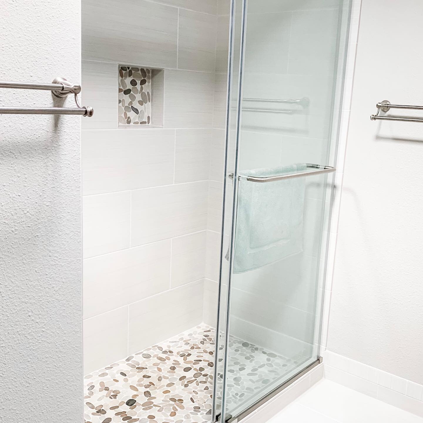 Wrapping up this sweet simple bathroom in Cedar Hills and loving the clean white and grey paired with stone accent in the shower. 
.
.
.
.
.
.
.
.
.
#stonemosaic #stonemosaictile #whitebathroom #showerniche #greyquartz #greycountertops #stainlessstee