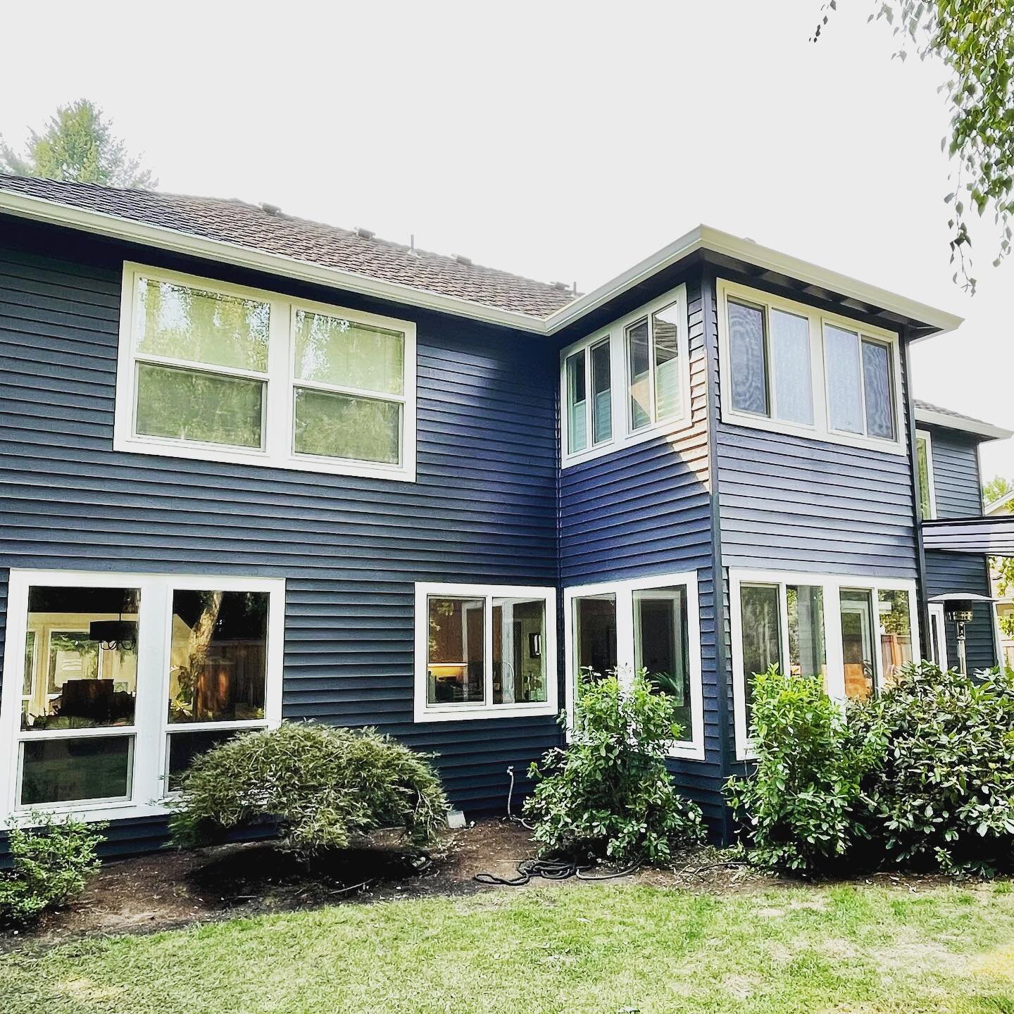 #beforeandafter ⬅️ Wrapping up new windows, trim and paint on this LO home.  We were fortunate to be able to work on both some interior and exterior transformations for these sweet clients.  Front of house pics coming soon!
.
.
.
.
.
.
.
.
#exteriorp