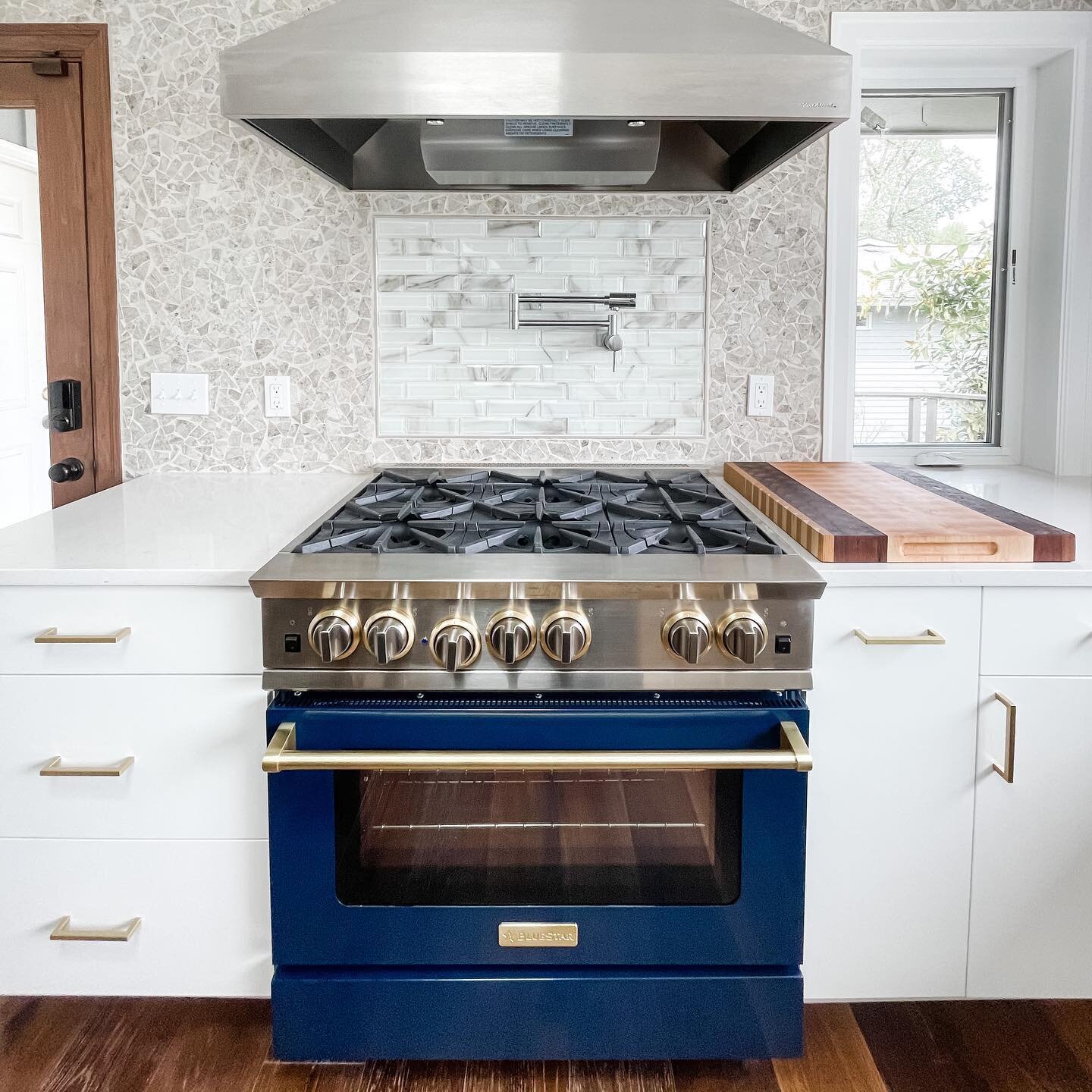 Take 2! This oven is kind of a show stopper don&rsquo;t you think? 💙 Not to mention everything else around it... 
.
.
.
.
.
.
.
#pnwhomes #portlandhomes #homewithaview #homeontheriver #bluecabinets #walnutcabinets #whitekitchencabinets #kitchenbacks