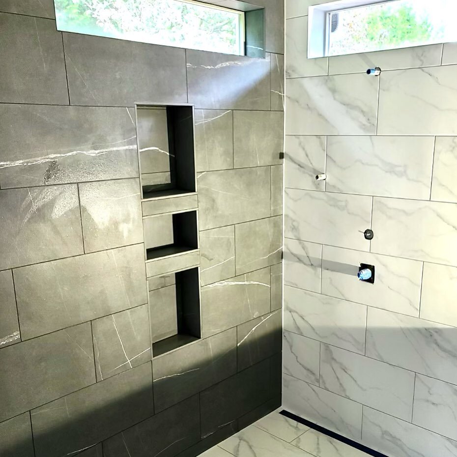 Progress on our Vancouver primary bed/bath project. This curbless shower is going to be one of many highlights when complete!
.
.
.
.
.
.
.
.
#showerdesign #curblessshower #showertile #marbletileflooring #marbletileshower #whiteshowertile #darkshower