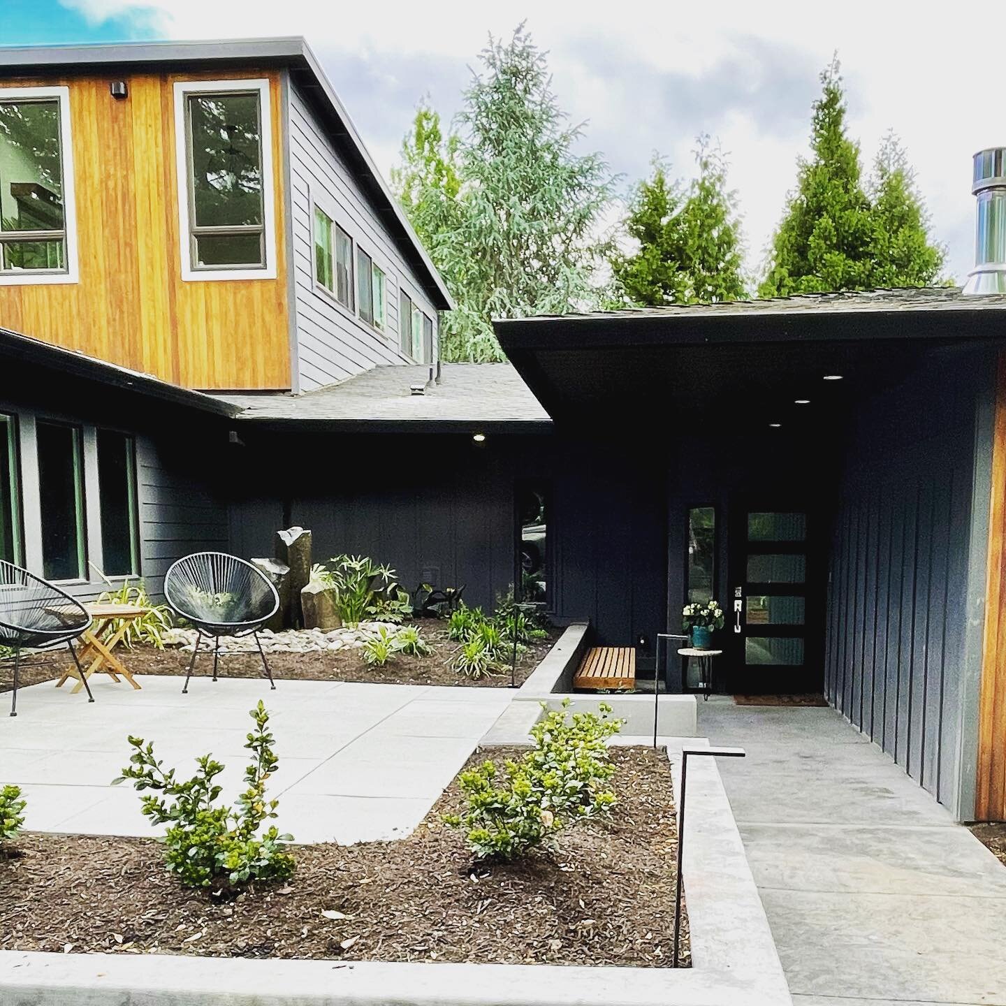 Phase 1 (of 4 😳) outdoor spaces just shy of completion at the #rossmidcenturymakeover From overgrown, overwhelming, unusable... to modern, simple and functional (see before pic at the end). 
.
.
.
.
.
.
.
.
.
.
#entryway #midcenturymodernhome #midce