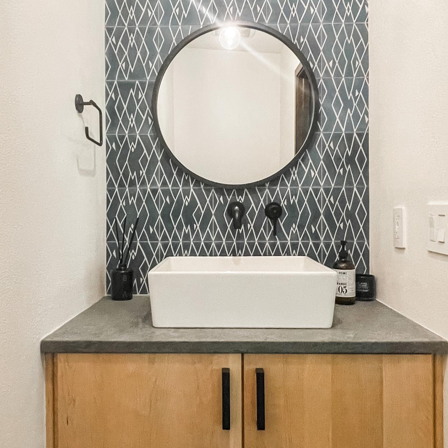 #beforeandafter ⬅️ of the half bath in the #rossmidcenturymakeover &hellip; the &lsquo;before&rsquo; wasn&rsquo;t bad, it just wasn&rsquo;t our style and we didn&rsquo;t think it fit the rest of the house so we updated the countertops, tile, sink and