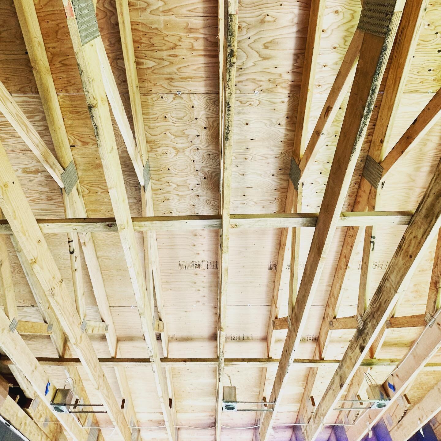 #viewfrombelow Covered patio at the #rossmidcenturymakeover is coming along&hellip; big shout out to the guys for the framing and for lifting those VERY heavy trusses. 
.
.
.
.
.
.
.
.
.
#coveredpatio #midcenturyhome #outdoorliving #trusses #homefram