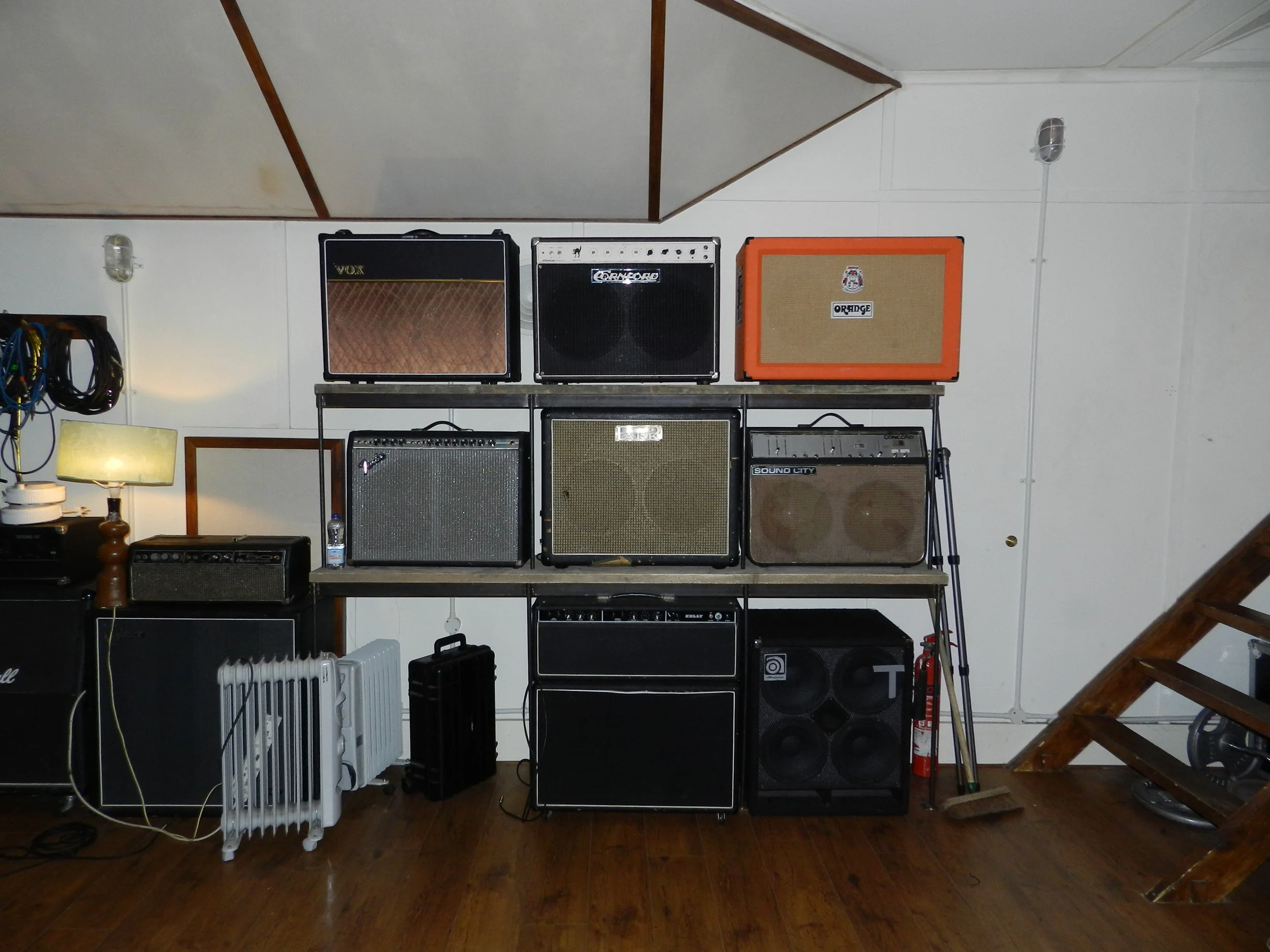 Ben Phillips har en bakgrund inom hardcorepunk och metal. Han älskar vintage-utrustning och här ses en del av de förstärkare, lådor och combos han har samlat på sig genom åren.
