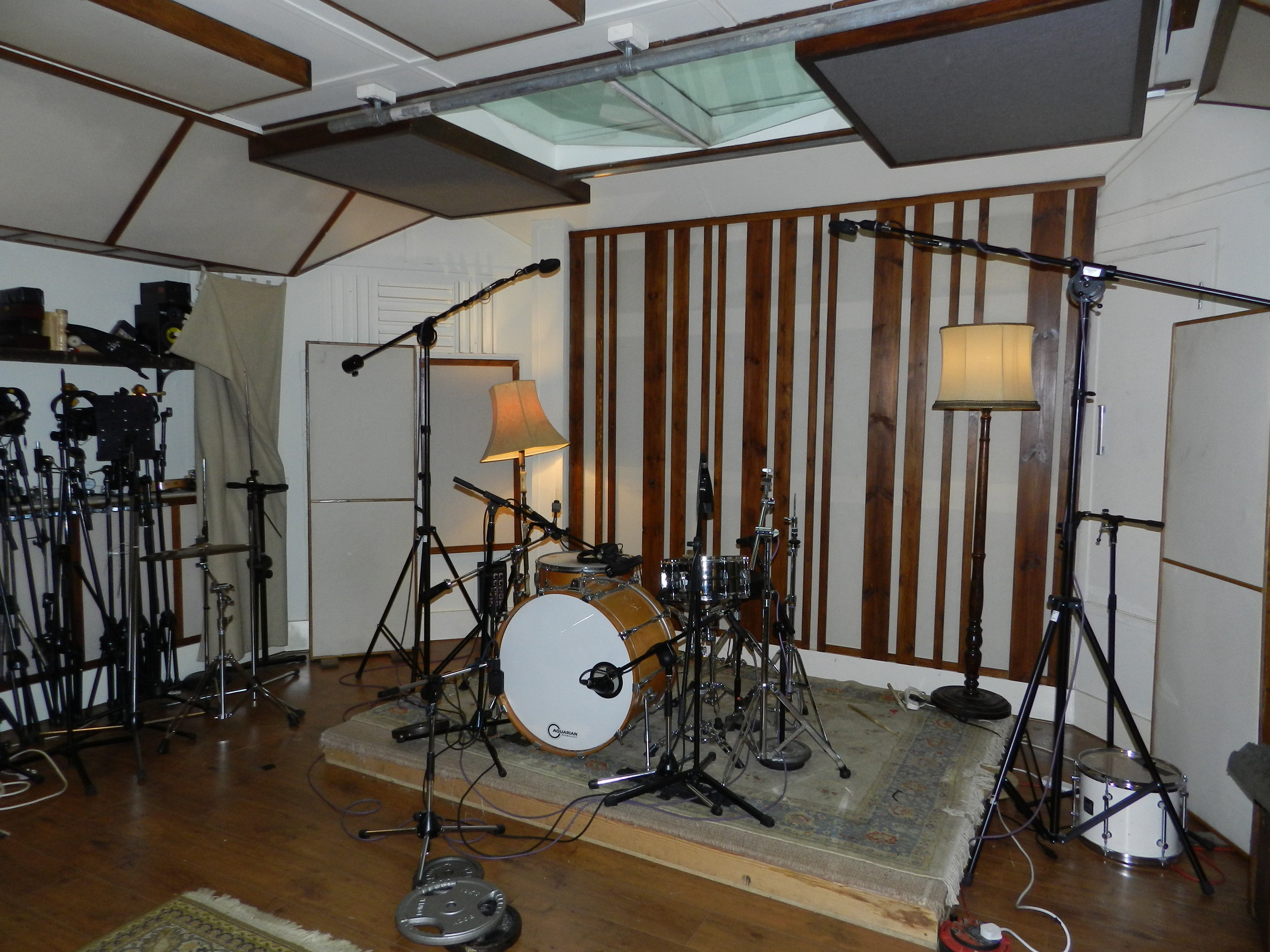 Studiodöden har drabbat London hårt. Många artister och band jobbar hemma men ska man spela in trummor live är det en bra studio som gäller. Det var detta som Ben fokuserade på.