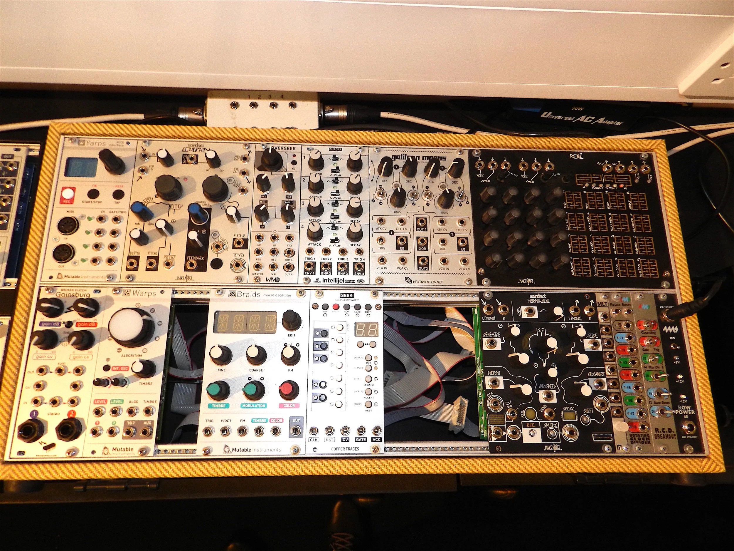 Låda i retrostuk, försedd med bland annat Braids Macro Oscillator och Gainsburg Broken Silicon. Butiken anordnar kurser för både nybörjare och folk som vill lära sig mer om moduler.
