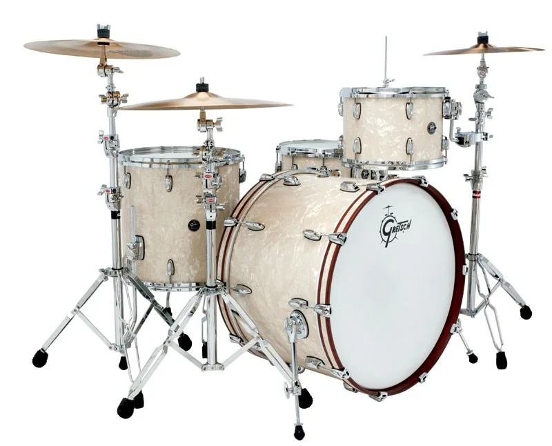 Nelly lirar på ett Gretsch Renown-set, försett med golvpuka och cymbalpaket från Zildjian bestående av ride, crash och hi-hat-cymbaler.