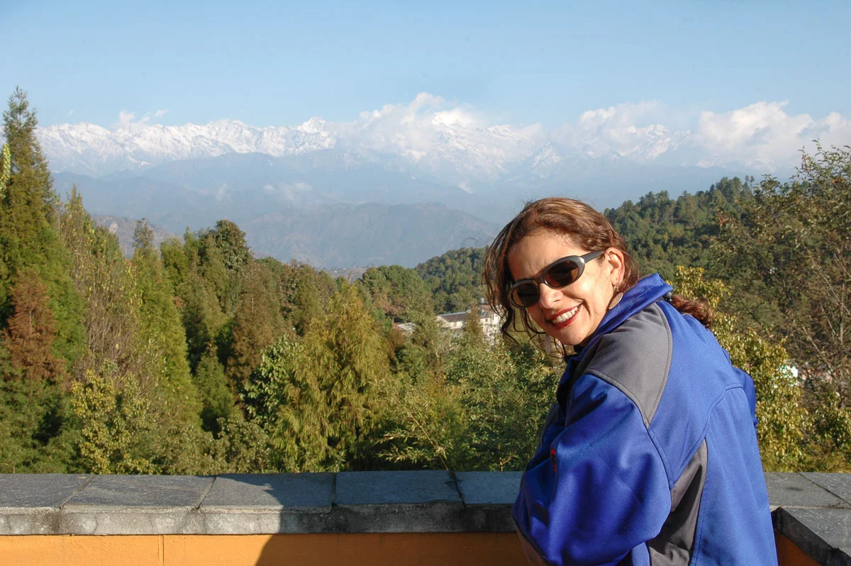 Journalist Juanita Malagón and the landscape of the Himalayas of Nepal.