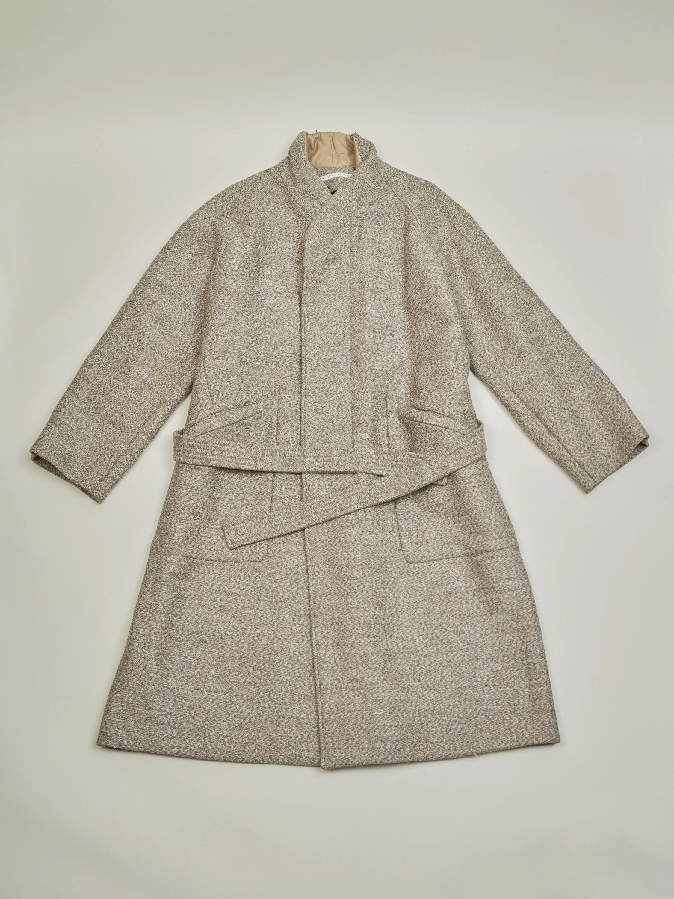 PALINDROME_VOLUME_V_ESHOP_214849-Modifier_Christophe_Lemaire_coat_grey.jpg