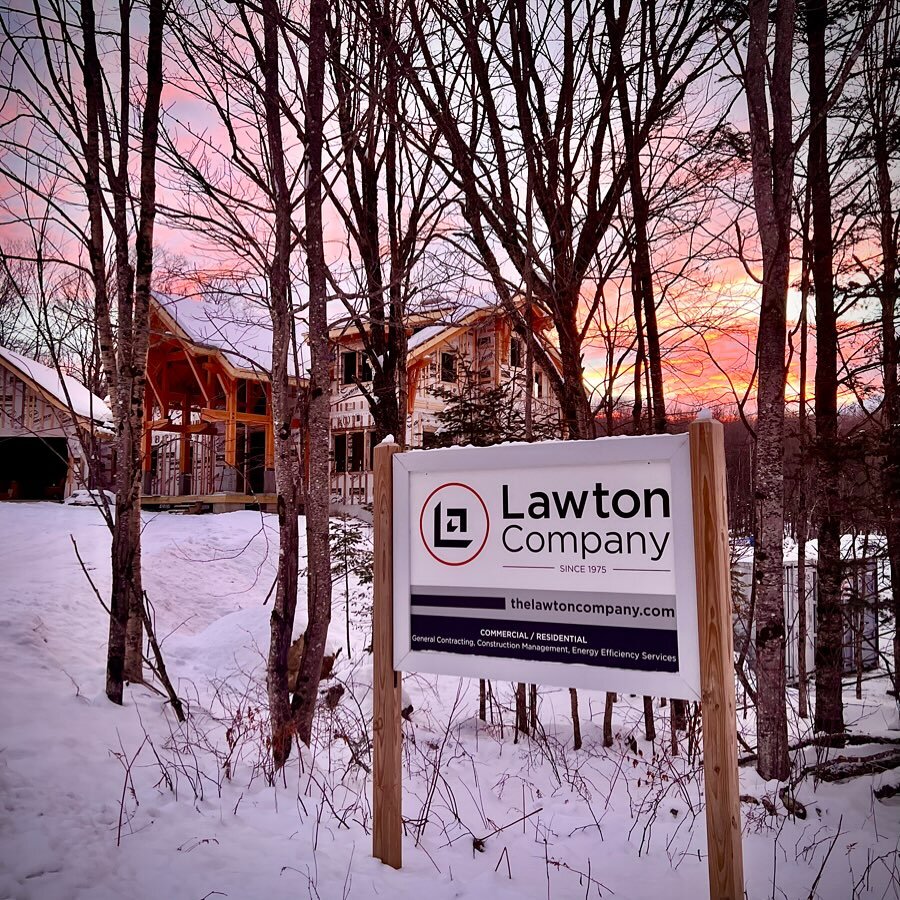 Sunrises like these are going to look pretty amazing through the picture windows on the backside of the house 🤩 
.
.
#mountainliving #mountainviews #alpenglow #skicountry