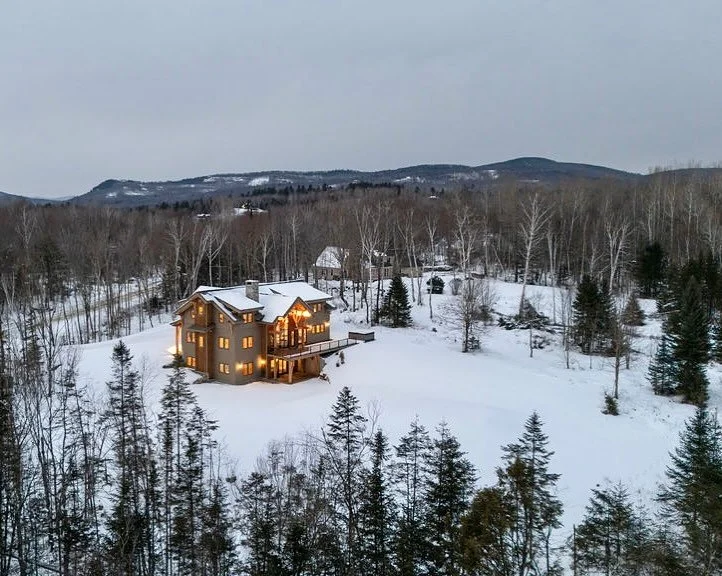 Photos from our recent photoshoot are rolling in - here’s a sneak peek! @canadiantimberframes really outdid themselves with this stunning design. More pics coming soon.. 
.
.
#canadiantimberframes #mountainhome #customhome #lawtoncompany #lawto