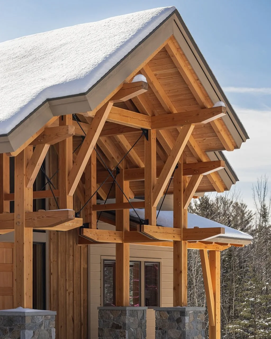 A closer look at the unique style, quality and craftsmanship of this @canadiantimberframes home. 
.
.
📸 @ridgelightstudio 
.
.
#timberframe #mountainhome #customhome #nhbuilder #lawtoncompany #lawtonco