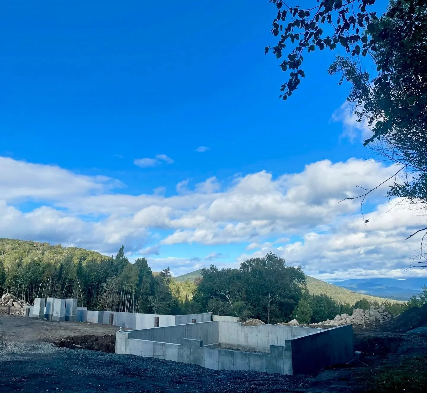 Another foundation nears completion for our next @canadiantimberframes build 🍁
.
.
#timberframe #mountainhome #customhome #lawtonco