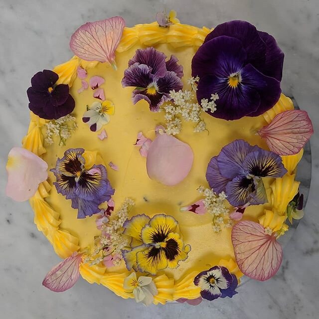 30th birthday cake  from a mother to her daughter who loves yellow and they can't be together ❤️
.
.
@edible_flowers .
.
.
.
#birthday #birthdaycake #surprise #buttercreamicing #piping #flowers #friendship #pastels #postponedontcancel #mostcuriouswed