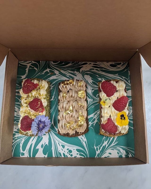 Wedding cake tasters going out today ❤️ like the good old days.
.
.
Beautiful paper @esme_winter
.
#birthday #birthdaycake #surprise #buttercreamicing #piping #flowers #friendship #pastels #postponedontcancel #mostcuriousweddingfair #marriage #colour