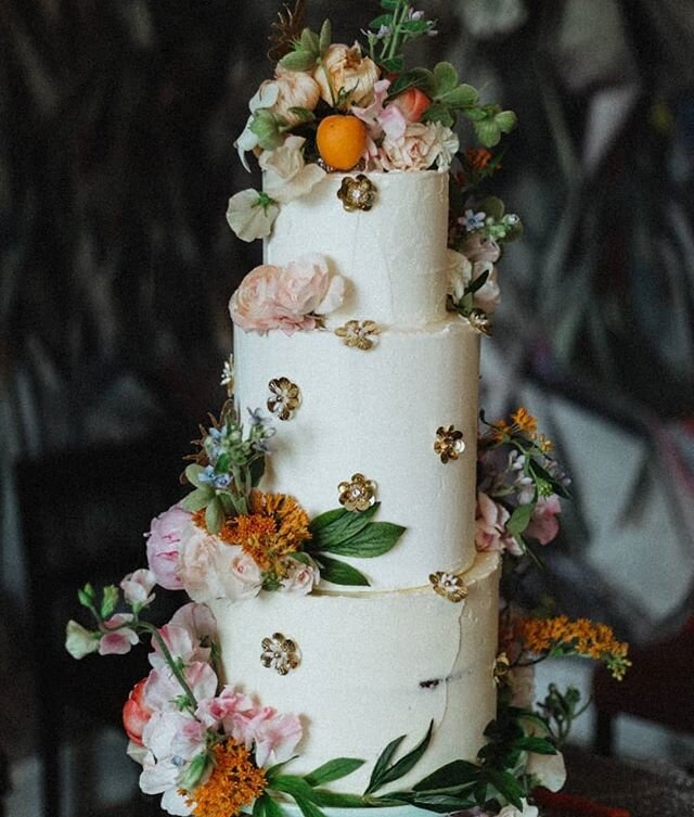 Longing to get back to wedding cakes again, being creative and working with beautiful fruit and flowers. My diary is open for 2021 still so get in touch 💞
.
.
.
.
#stationary #weddingcake #wedding #weddingseason2020 #chocolate #weddinginspiration #e
