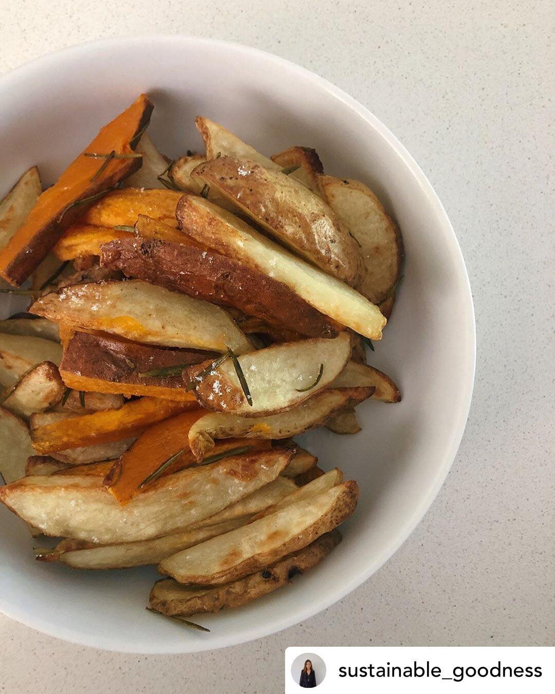 Posted @withrepost &bull; @sustainable_goodness 🍠 Homemade chips 🥔 
Super easy, super delicious, healthy and package free!! 😍 
To make these bad boys: 
Chop up potatoes 
Place in a container with some rosemary (fresh or dried), add a drizzle of ol